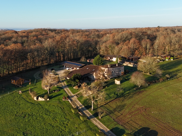 Magnificent estate with swimming pool, outbuildings and facilities