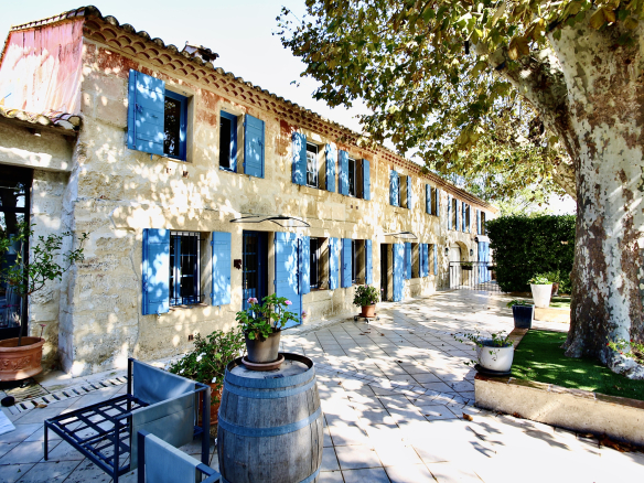 SPLENDIDE MAS 600 M2 HAB, SUR 5HA, PISCINE 20/4, BOX CHEVAUX