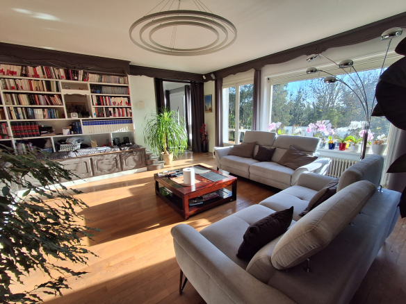 MAISON FAMILIALE 270 m2 habitables avec 5 chambres, sur terr