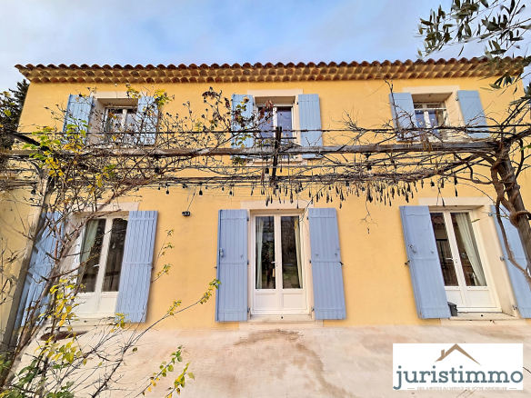 MAISON FAMILIALE DE 5 CHAMBRES AVEC PISCINE  SUR LA COLLINE