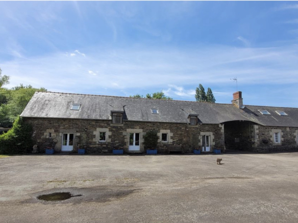 Domaine d’Exception 535m2 – 22 pièces – 4,3 ha- 5 gîtes + ma