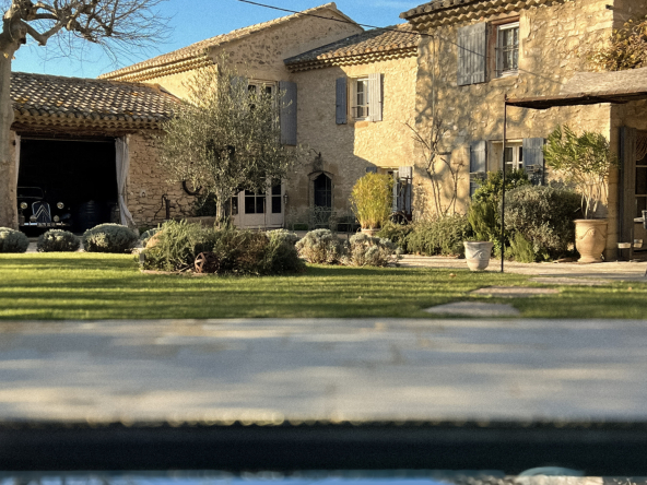 Exceptional farmhouse at the foot of the Luberon.