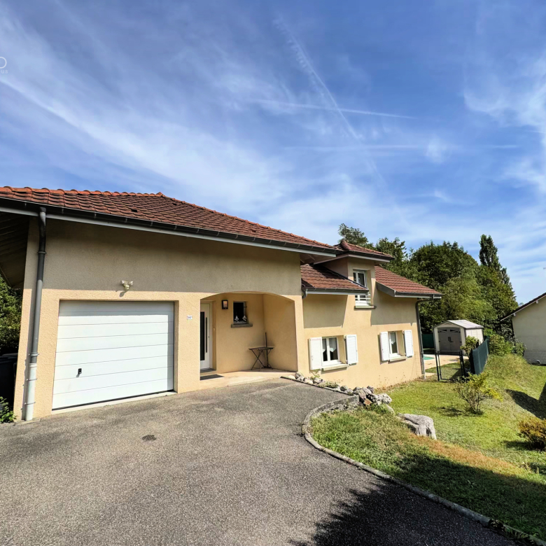 Beautiful family villa with sea view