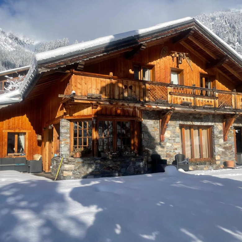 CORPS DE FERME AU CARRE AVEC 2 SPAS ET UN APPARTEMENT DE TYP