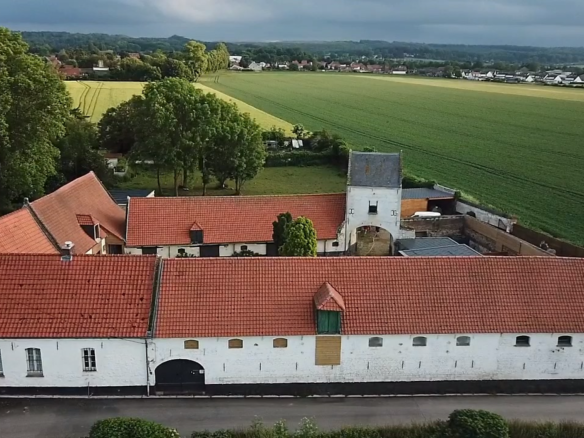 CORPS DE FERME AU CARRE AVEC 2 SPAS ET UN APPARTEMENT DE TYP