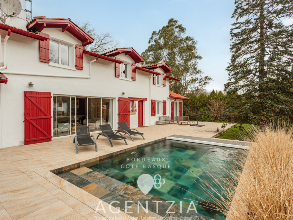 ASCAIN Renovated house with heated stone swimming pool