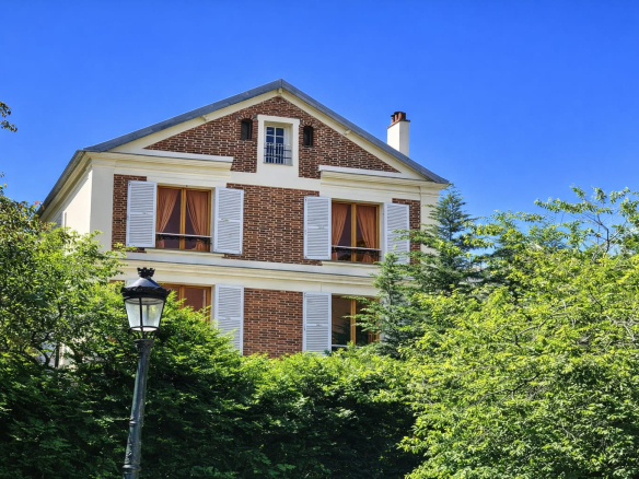 BUILDING / HOUSE – PUTEAUX / LES BERGERES 350 m2 Garage and