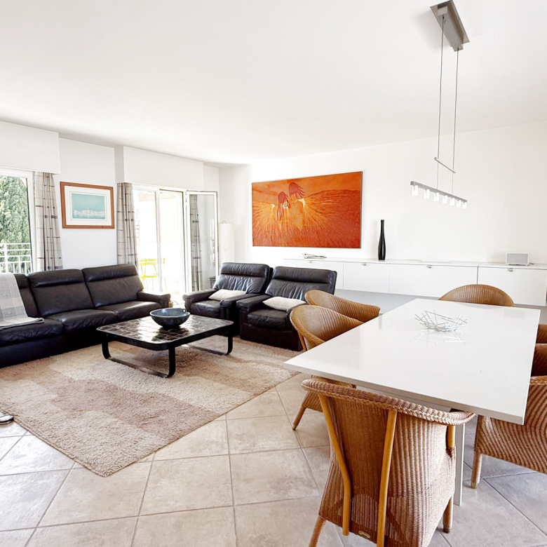 Rare find in TRAVAILLAN: Character property on 2000 m2 with