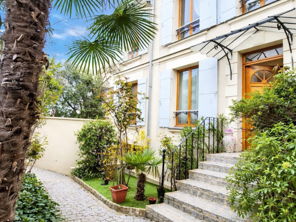 BUILDING / HOUSE – PUTEAUX / LES BERGERES 350 m2 Garage and