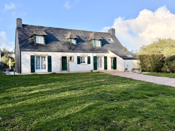 Saint-Armel Elegant family home with landscaped grounds