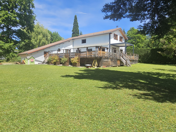BEAUTIFUL WOODEN HOUSE WITH SWIMMING POOL ON A LARGE PLOT OF LAND