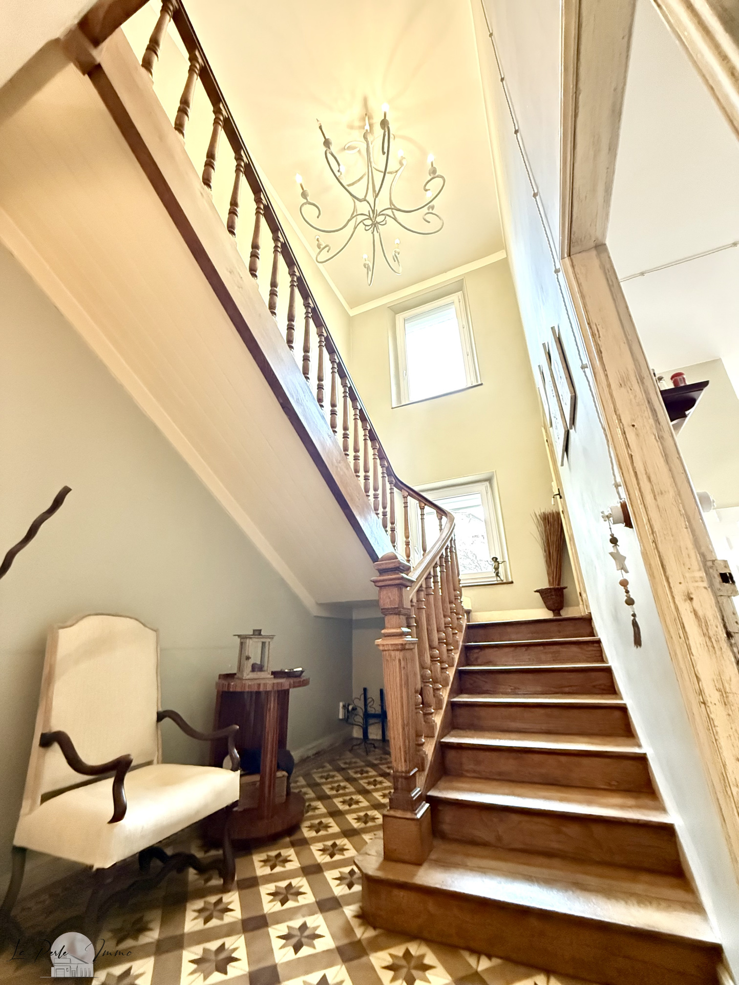 Master-style house (F6) of 460 m2 with swimming pool and 135 m² of land