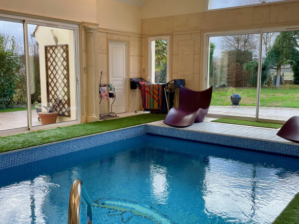 Recently built 350 m2 house with indoor pool and grounds