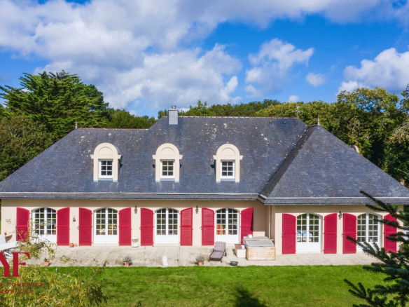 Charming property with 1.6 hectare park in Dirinon Aux