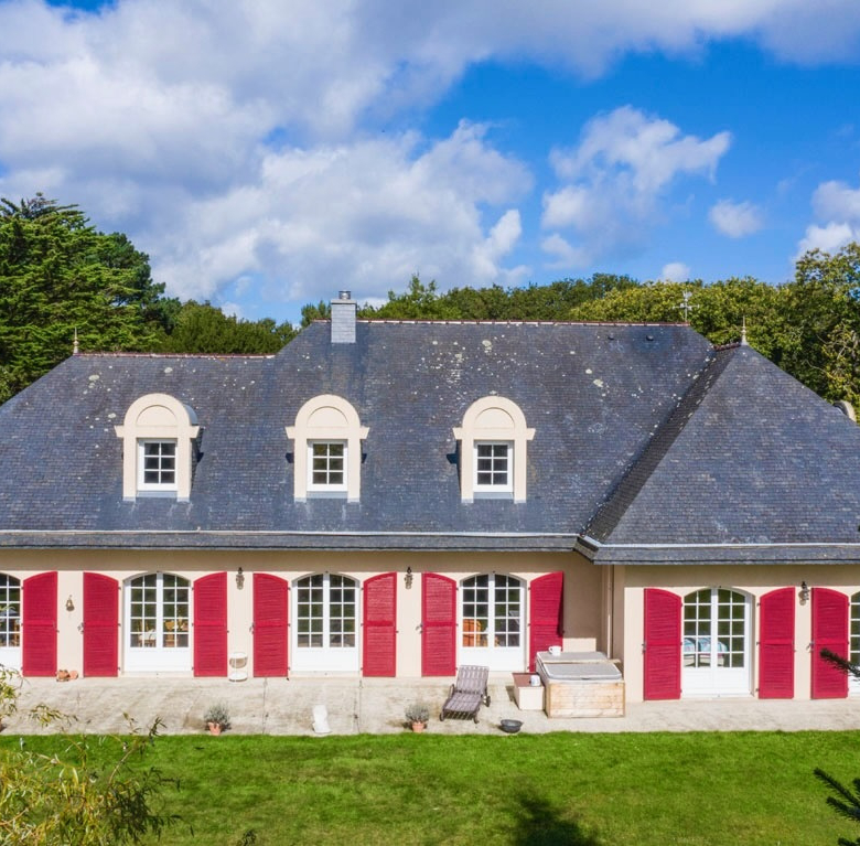 Elegant bourgeois residence in the heart of the historic center of É