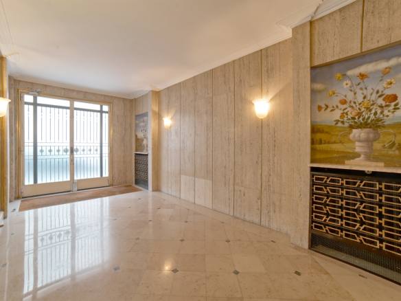 Sale of an exceptional life annuity in Paris 8th arrondissement, Charles de Gaulle