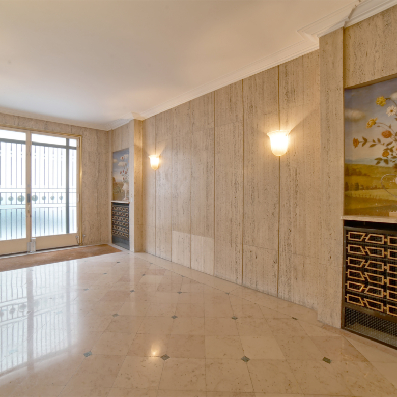 An unusual apartment in a prestigious condominium. Effect