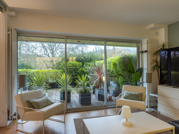 An unusual apartment in a prestigious condominium. Effect