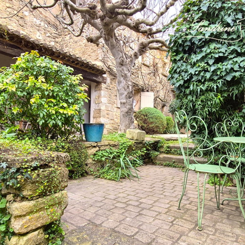 An unusual apartment in a prestigious condominium. Effect