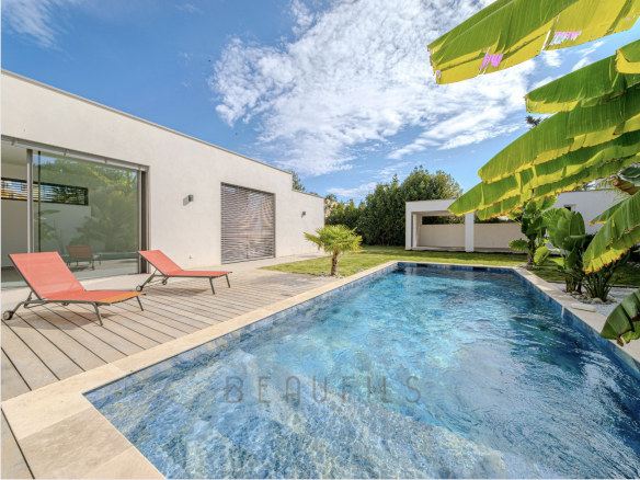 CONTEMPORARY VILLA OF 330M2 WITH EXCEPTIONAL AMENITIES