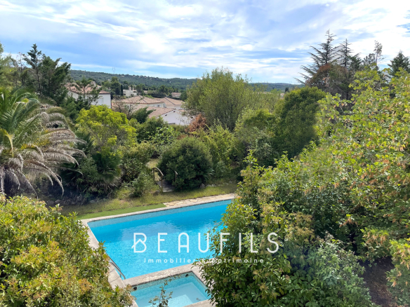 Family home with swimming pool and views of Vailhauquès, 260 m