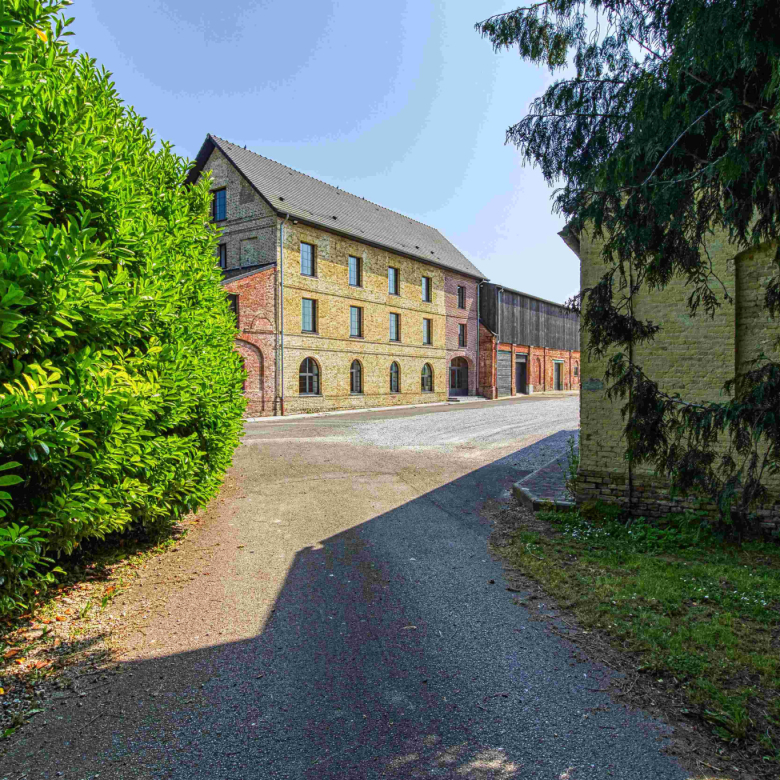 New, splendid farmhouse of approximately 1000 m2 with 5 apartments, 2 bedrooms