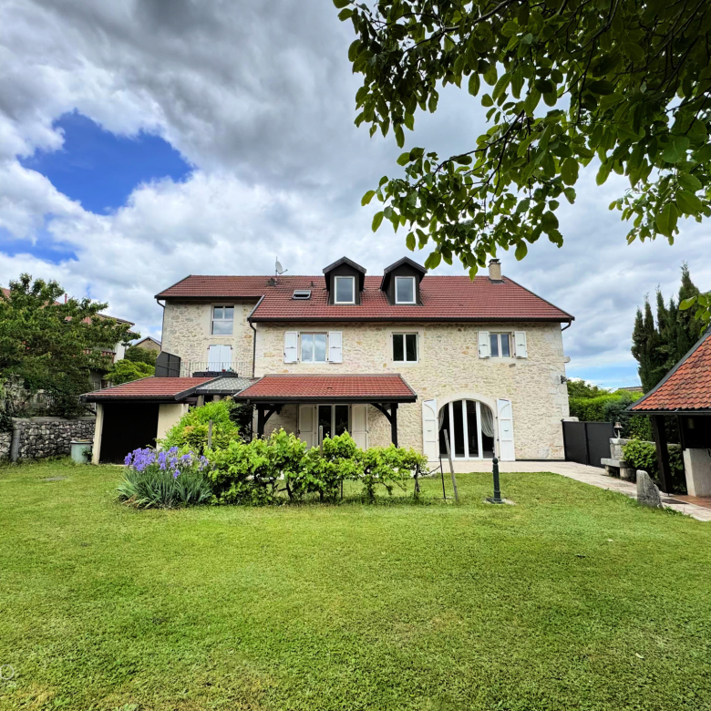 Sea view single-storey villa in landscaped grounds in the hills above La Ciotat