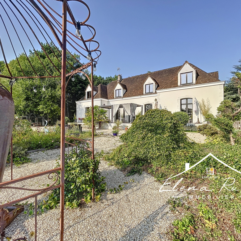TRES BELLE MAISON BOIS AVEC PISCINE SUR GRAND TERRAIN