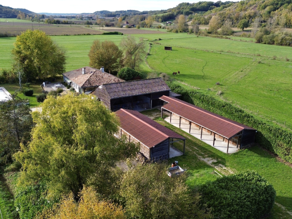 CASTELSGRAT Equestrian Estate with 18 hectares, 11 stables, swimming pool