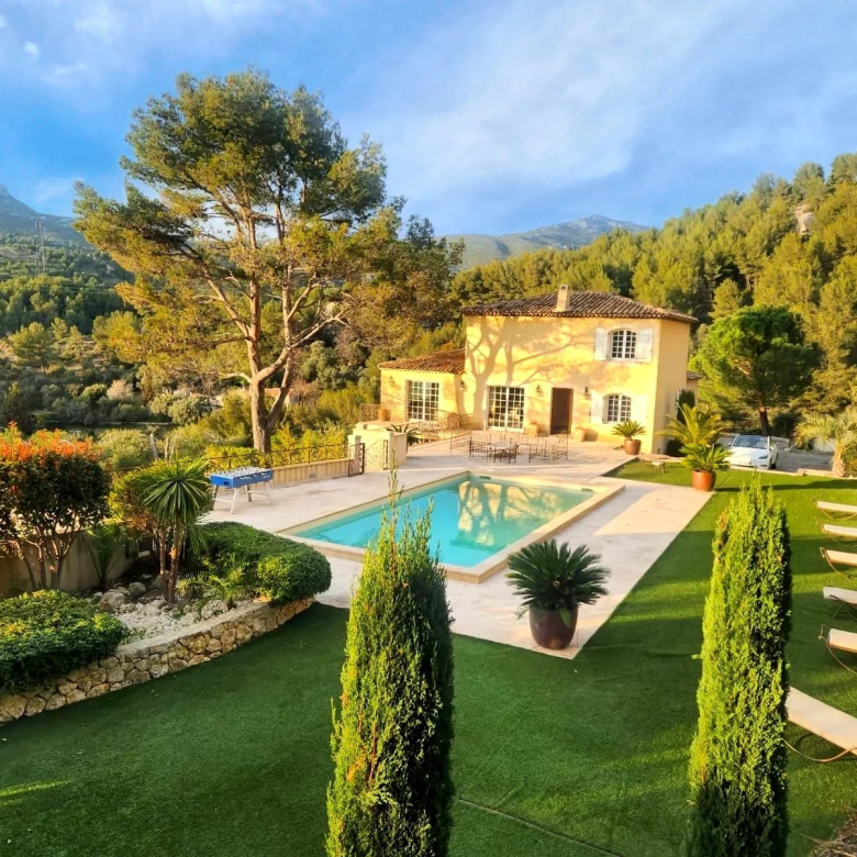 EXCEPTIONAL PROPERTY – ELEGANCE AND REFINEMENT – GORDES