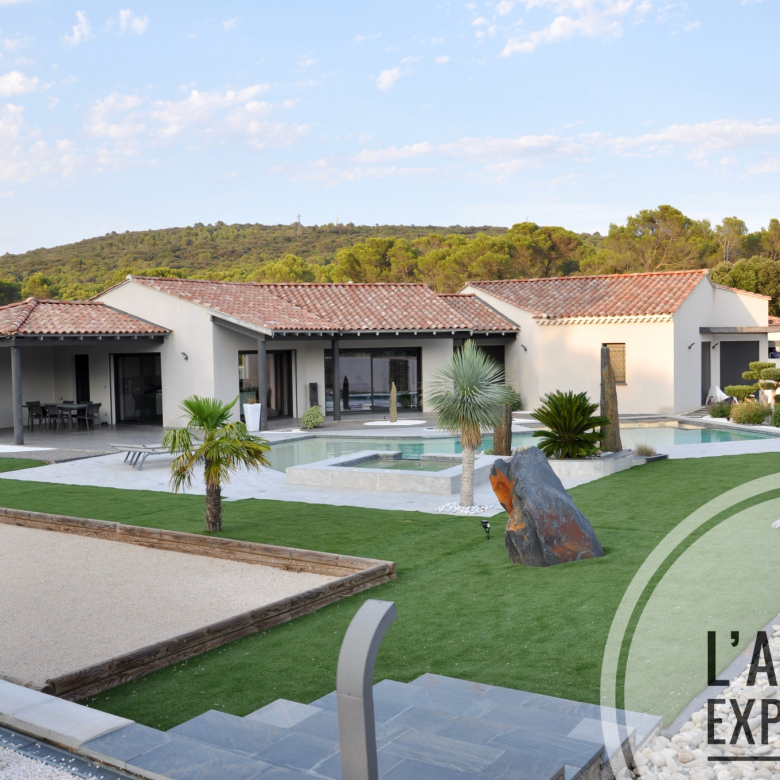 Superb renovated double shop with garden and pool