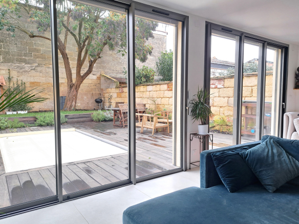 Superbe échoppe double rénovée avec jardin et piscine   Bord