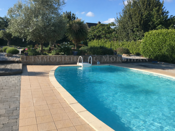 Saint-Armel Elegant family home with landscaped grounds