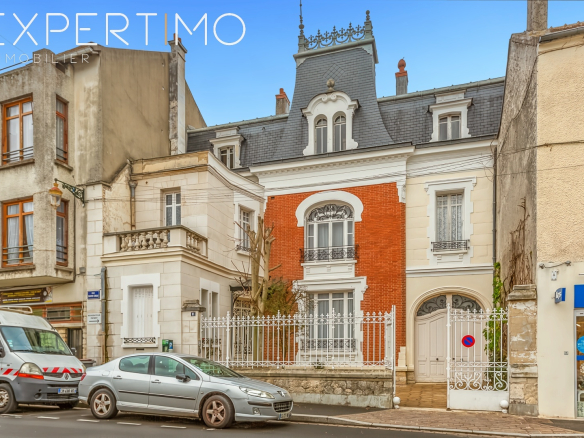 Elegant bourgeois residence in the heart of the historic center of É