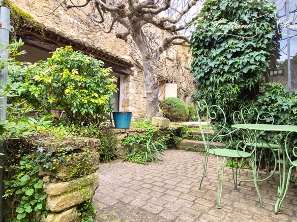 18th-century residence, MAUBEC, PETIT COUSTELLET, OPPEDE area