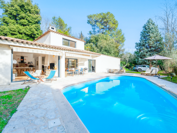 VILLA ENSOLEILLÉE AVEC PISCINE – 150 M2