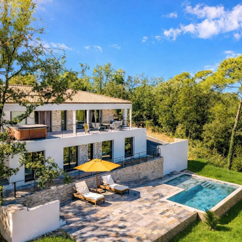 Brive region – beautiful 16th, 17th and 19th century château in good general condition with outbuildings on approximately 19 hectares