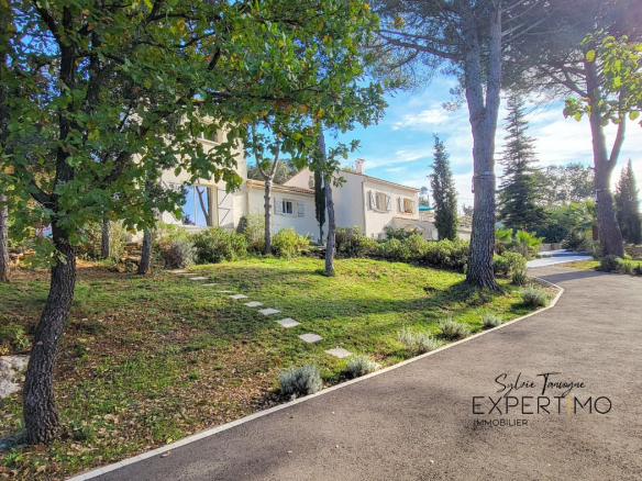 Maison Propriété de 305 m2 sur grand terrain