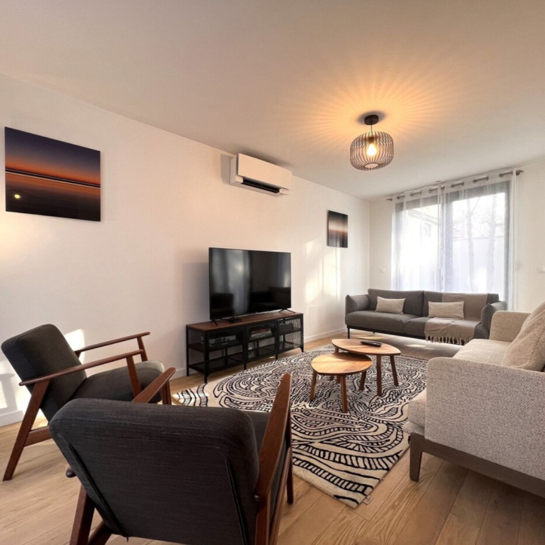 Bastide provençale, 8 pièces, 2 gîtes, piscine, 5 box à chev