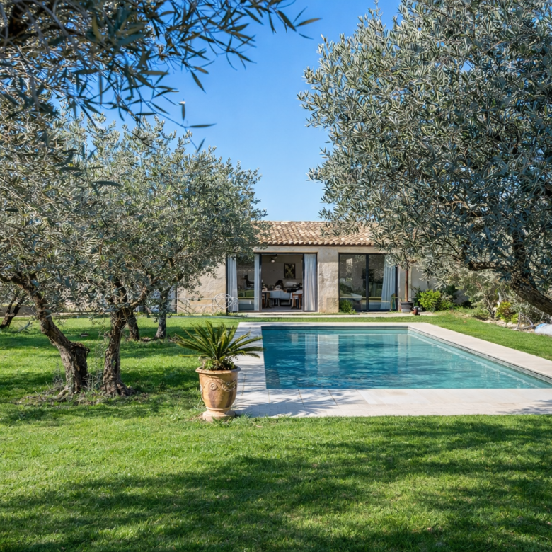 Superbe propriété en pierre avec dépendances et piscine