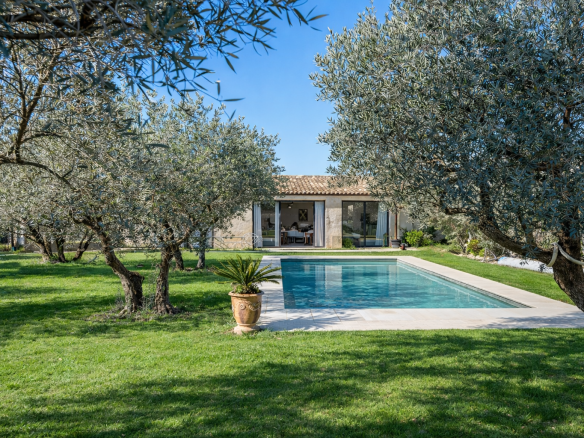 Superbe propriété en pierre avec dépendances et piscine