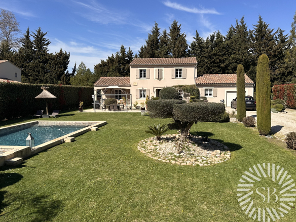 Bastide familiale avec piscine et jacuzzi    jardin paysagé