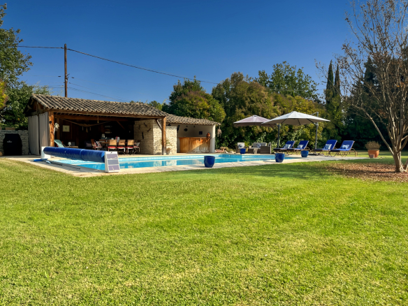 FOR SALE – Superb 241 m2 villa in the hills above Aix-en-Provence