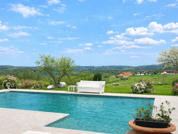 CAMBO LES BAINS – MAISON RENOVEE PISCINE VUE MONTAGNES