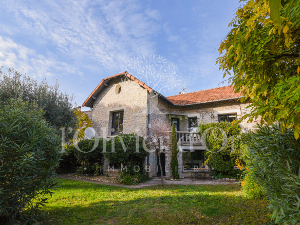 Renovated 1930s house in a sought-after neighborhood