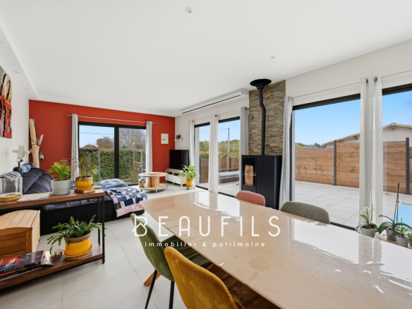 5-room house with heated pool and garage