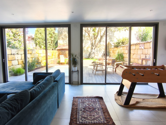 Superbe échoppe double rénovée avec jardin et piscine   Bord