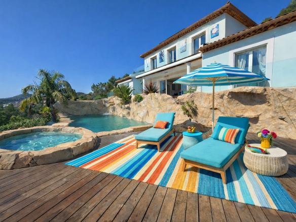 HYERES – MAGNIFIQUE MAISON EN POSITION DOMINANTE – VUE PANOR