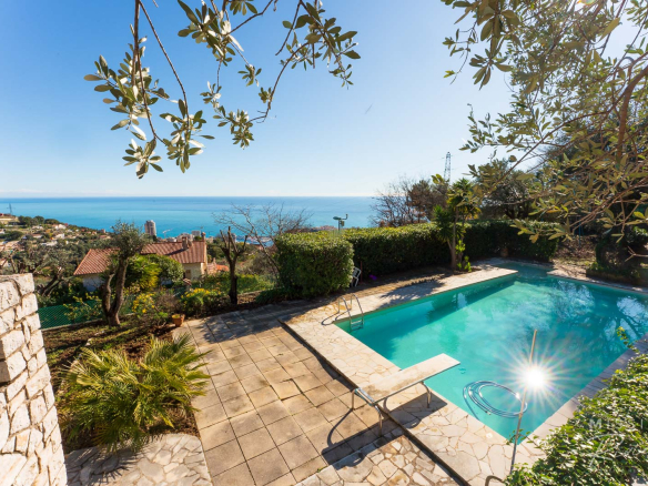 Villa provençale offrant une vue panoramique sur la mer à La