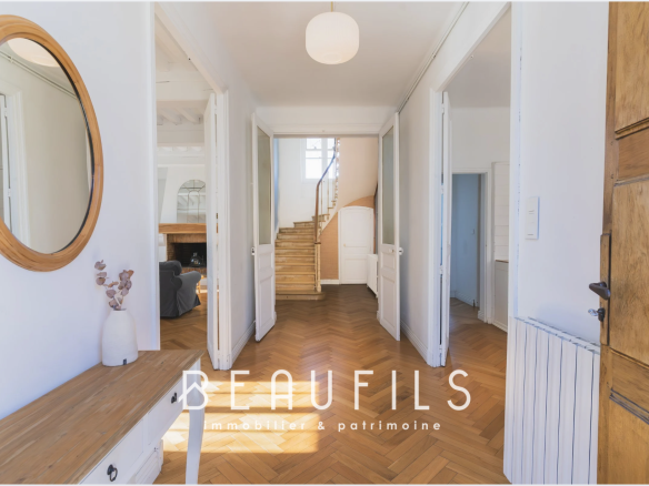 (30220) Aigues-Mortes – Manor house in the heart of a hamlet